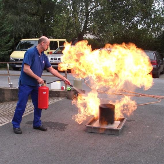 Praxisübung Feuerlöscher — Brandschutzhelfer Kurs Iserlohn
